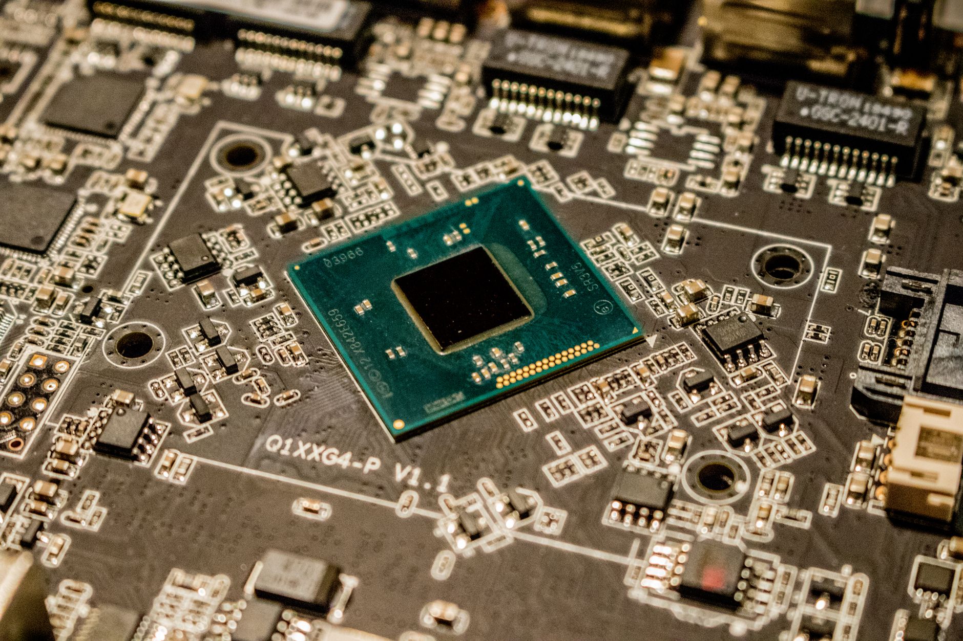 Oblea de semiconductores en una sala limpia de fabricación
