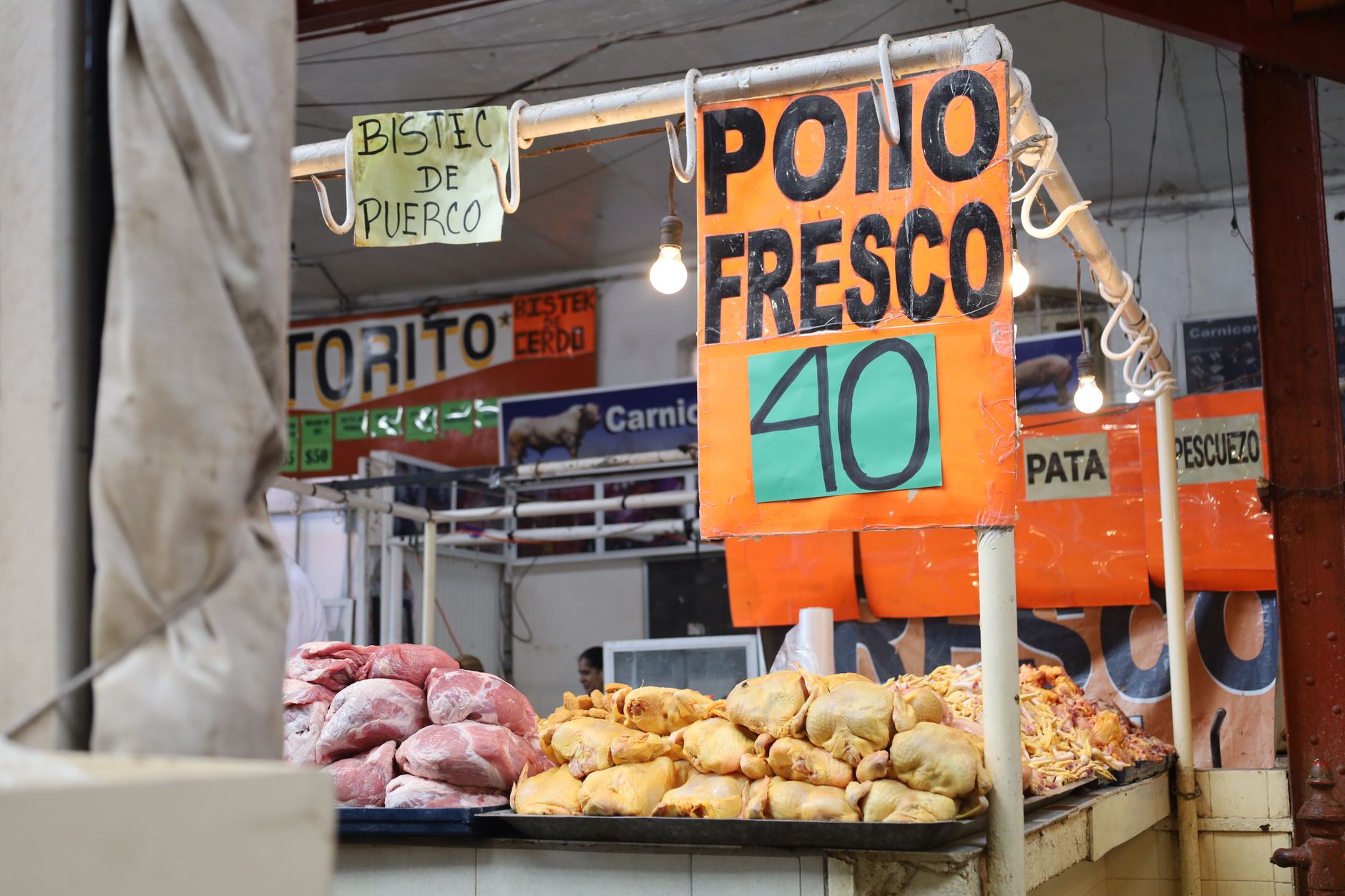 Etiquetas de precios en un mercado