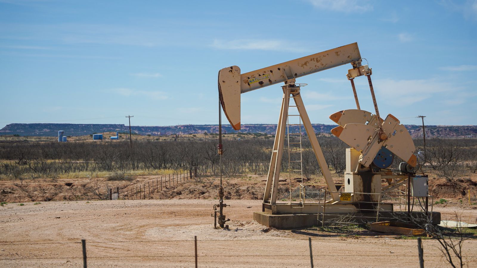 Instalaciones de extracción petrolera en una zona árida