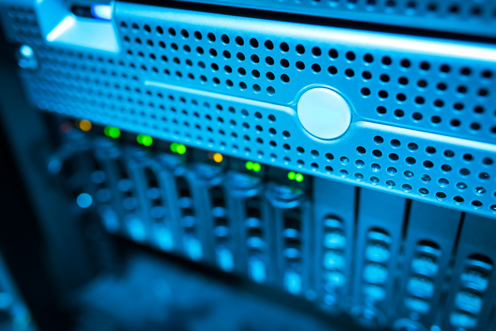 Centro de datos con racks de servidores iluminados en azul