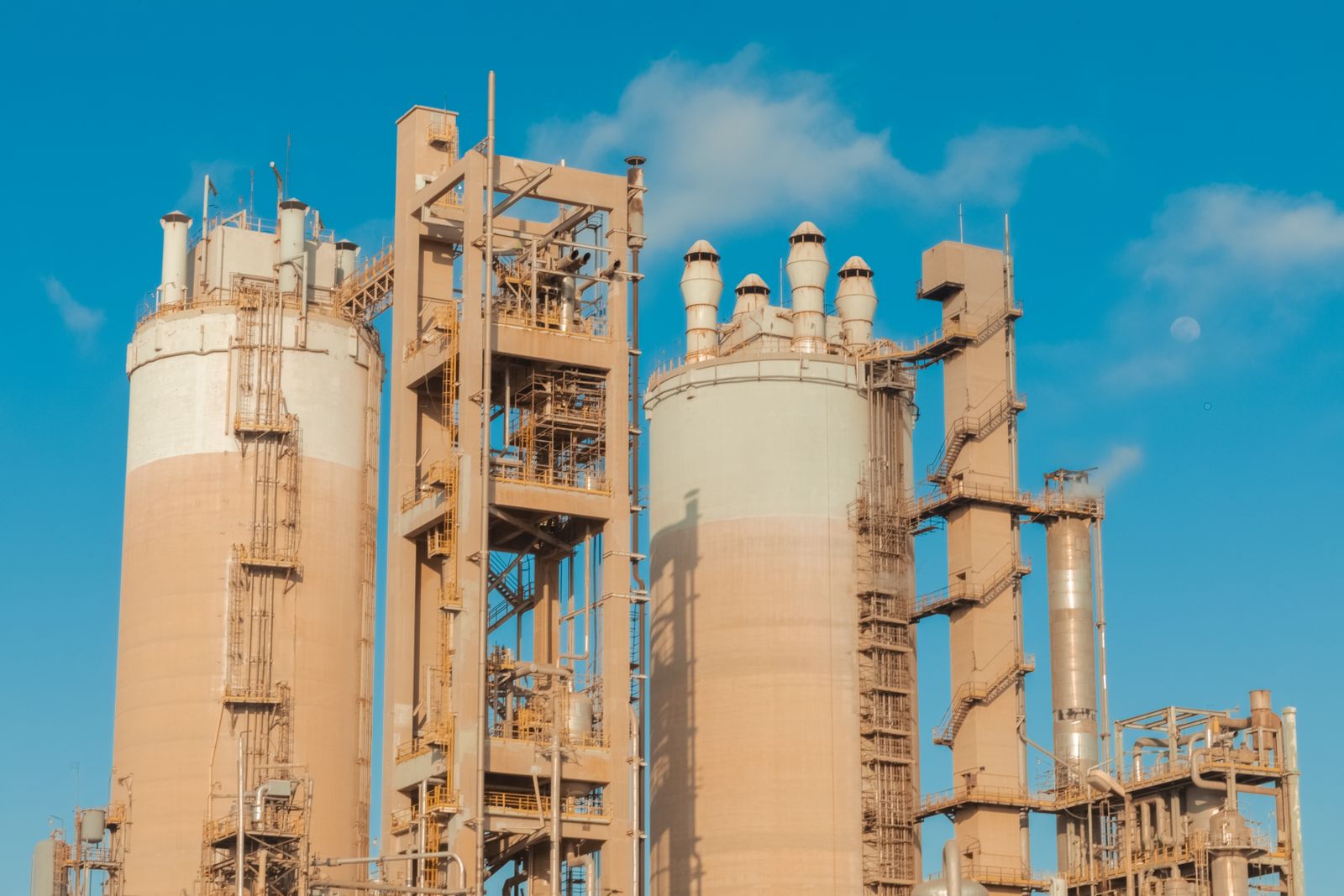 Instalaciones de producción de petróleo y gas con infraestructura energética al atardecer