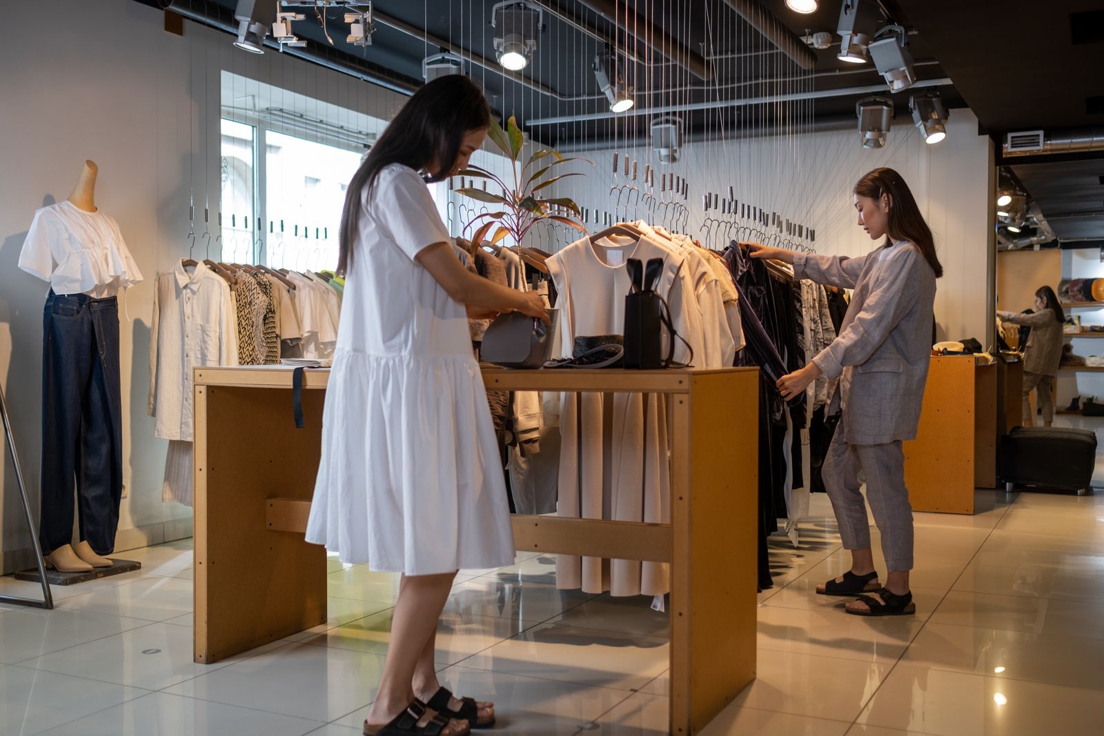 Interior de una tienda de moda en un centro comercial