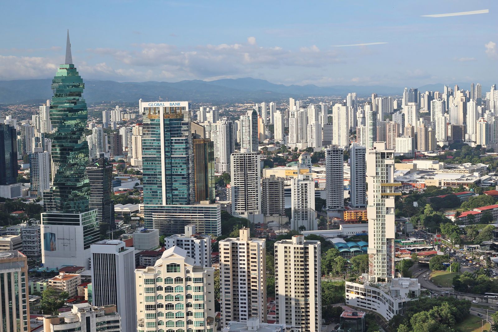 Panorámica de una ciudad latinoamericana con edificios y montañas al fondo