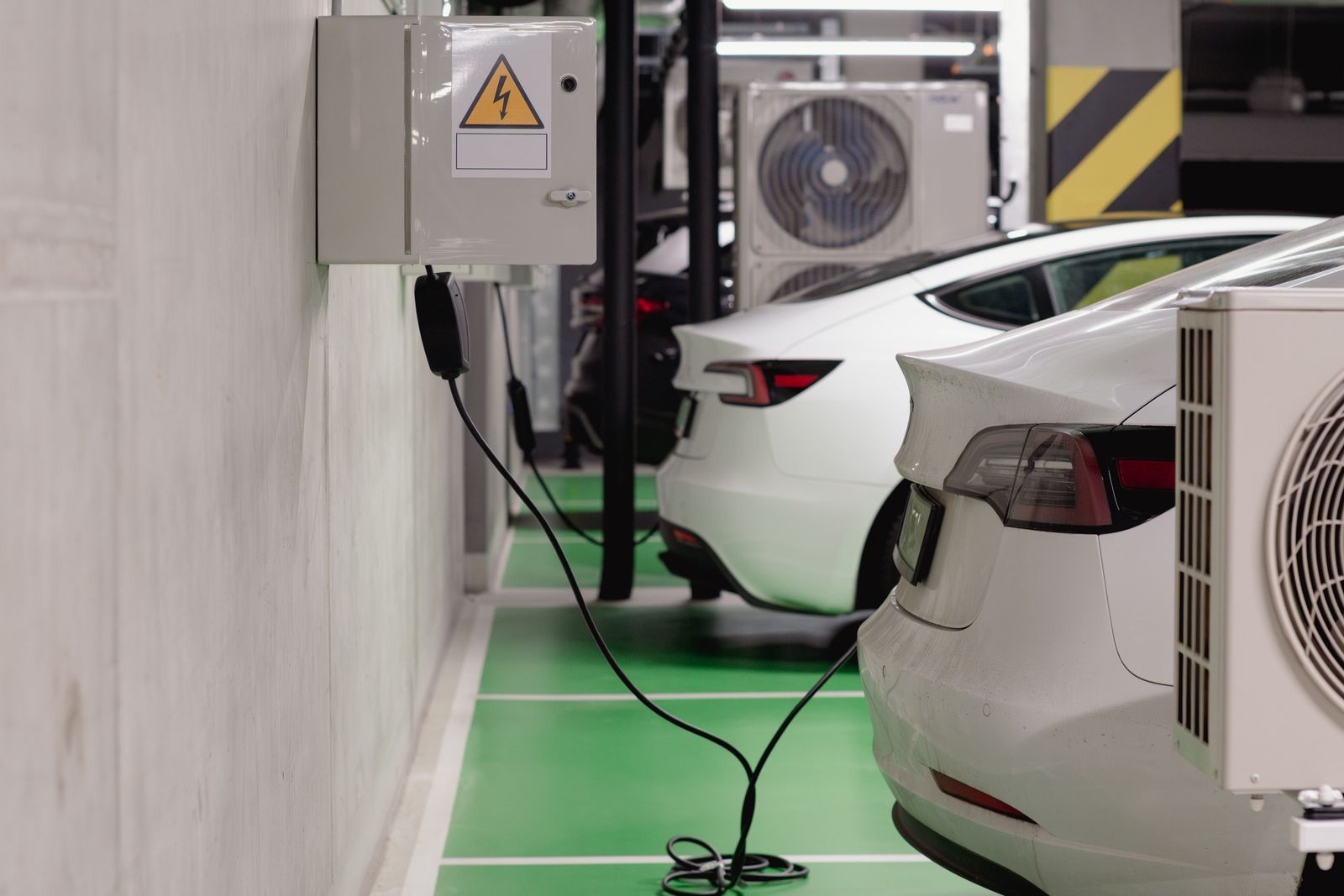 Estaciones de carga para vehículos eléctricos en un entorno urbano