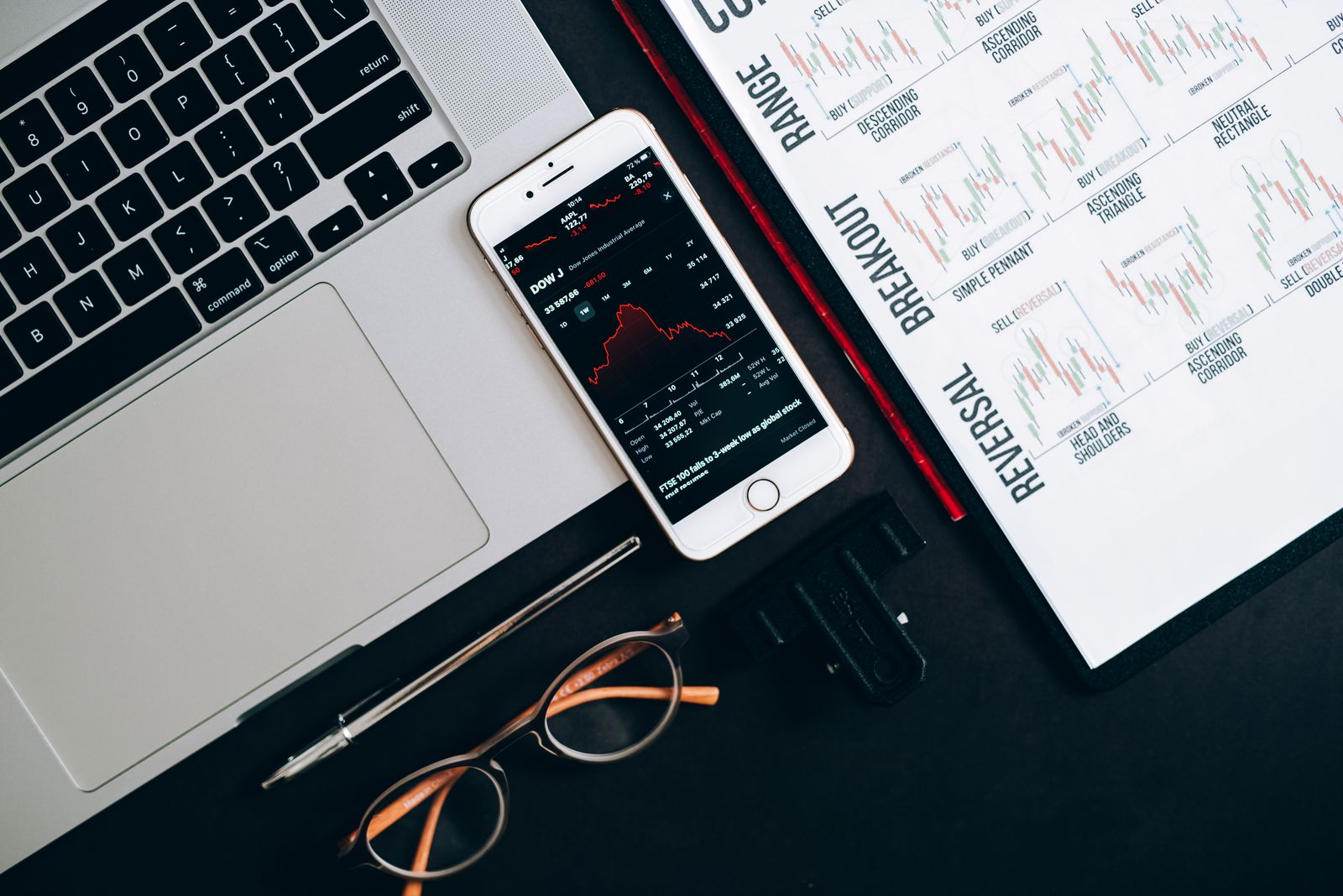 Oficina moderna con pantallas y escritorios asociada al trabajo de contenidos digitales corporativos