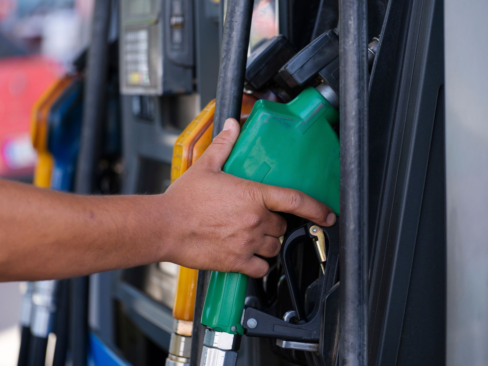 Surtidores de combustible en una estación de servicio