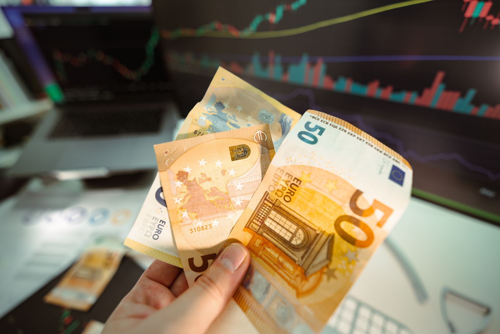 Billetes de dólares y monedas latinoamericanas sobre una mesa