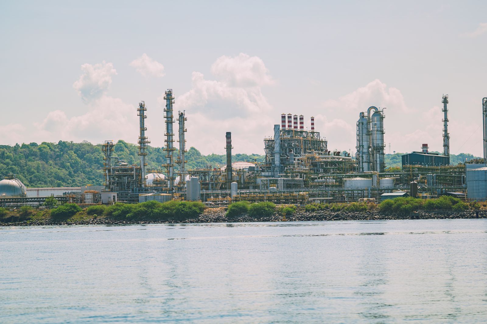 Instalaciones de una refinería y terminal petrolera junto al mar