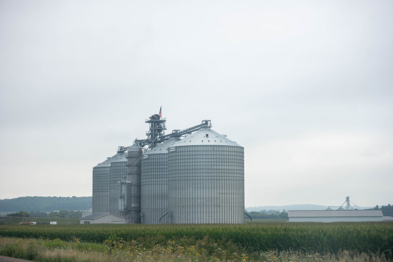 Silos de granos y buques de carga en un puerto agroexportador