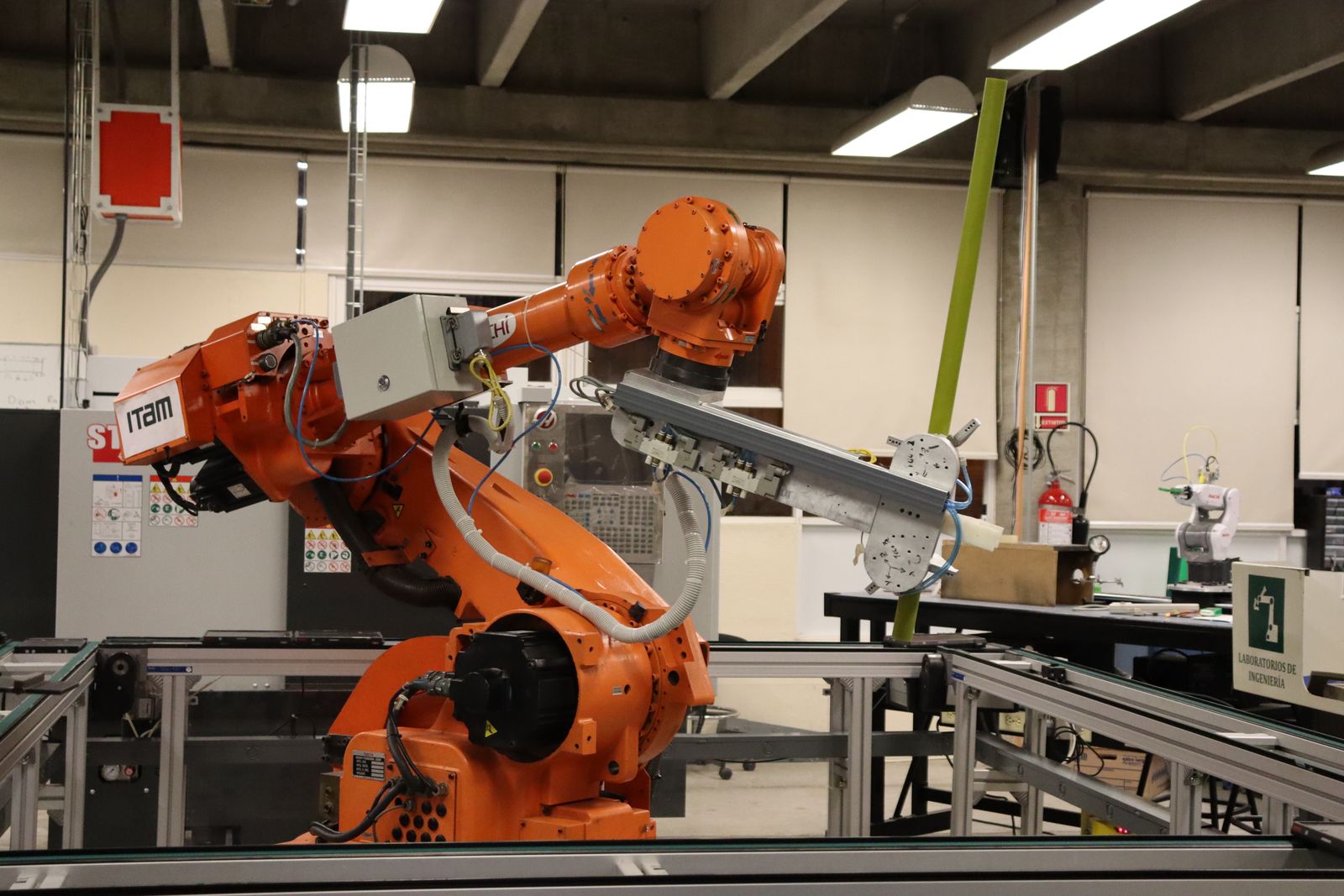 Almacén logístico moderno con sistemas automatizados y estanterías