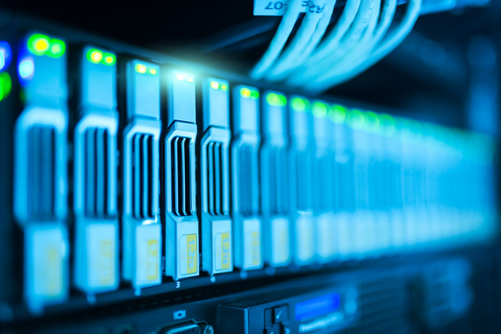 Sala de servidores de un centro de datos representando infraestructura de tecnología financiera