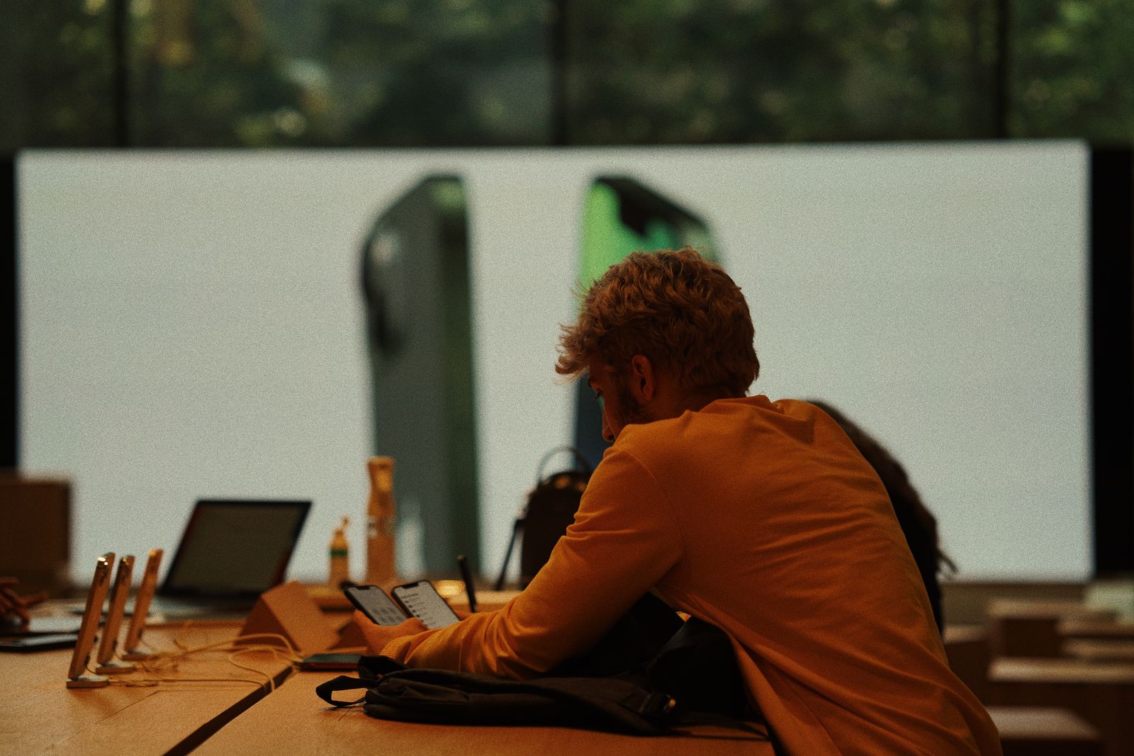 Oficina corporativa con pantallas de análisis de datos y comercio digital