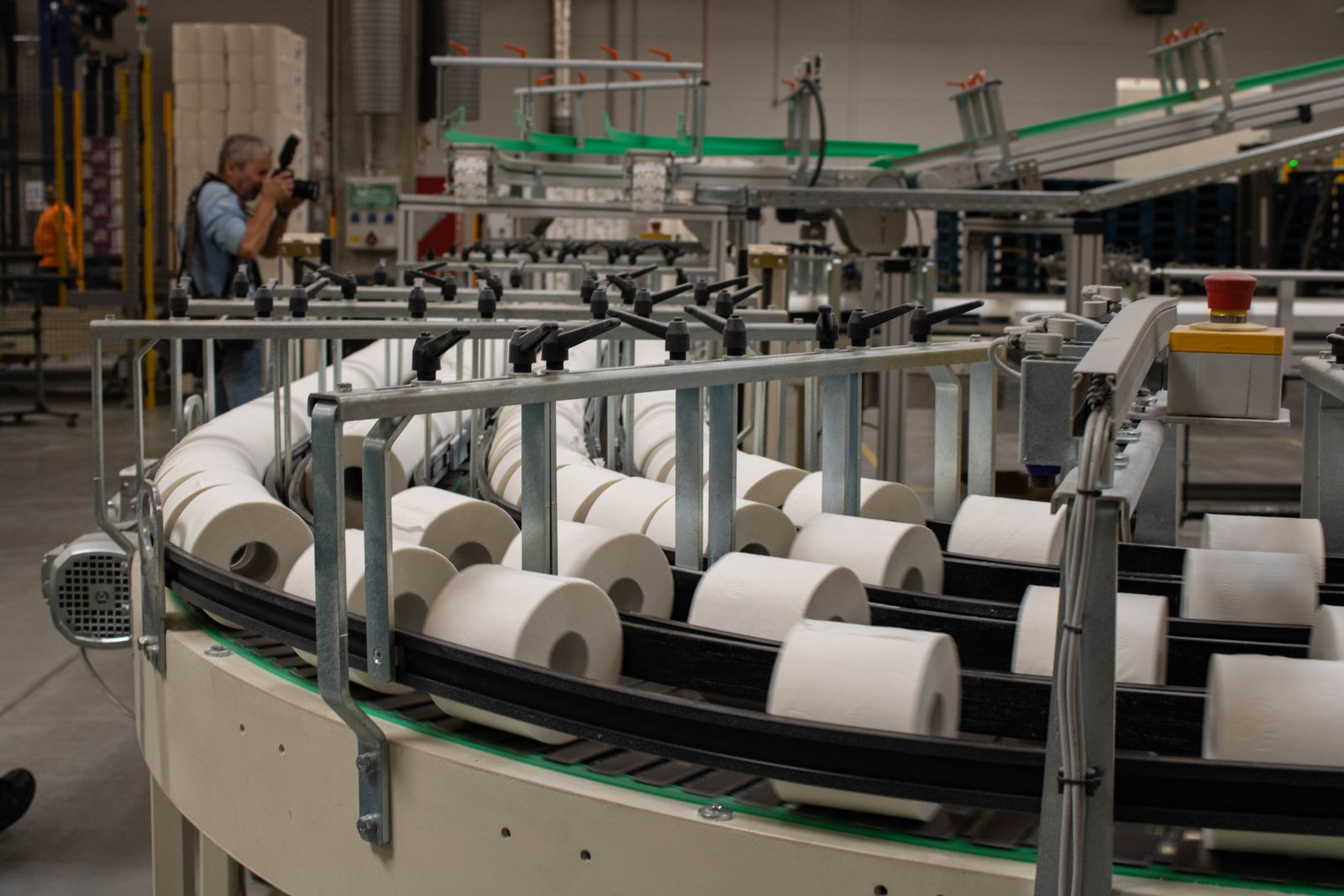 Interior de una planta manufacturera con maquinaria industrial y líneas de producción