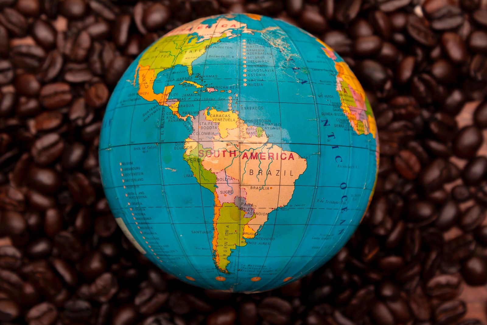 Mapa de América Latina sobre una mesa con documentos