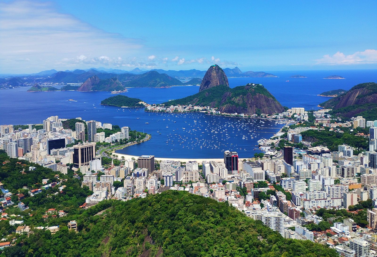 Panorámica urbana de una gran ciudad de América Latina al atardecer