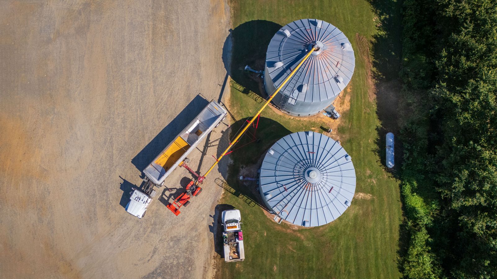 Silos de grano e instalaciones de almacenamiento agrícola junto a un puerto