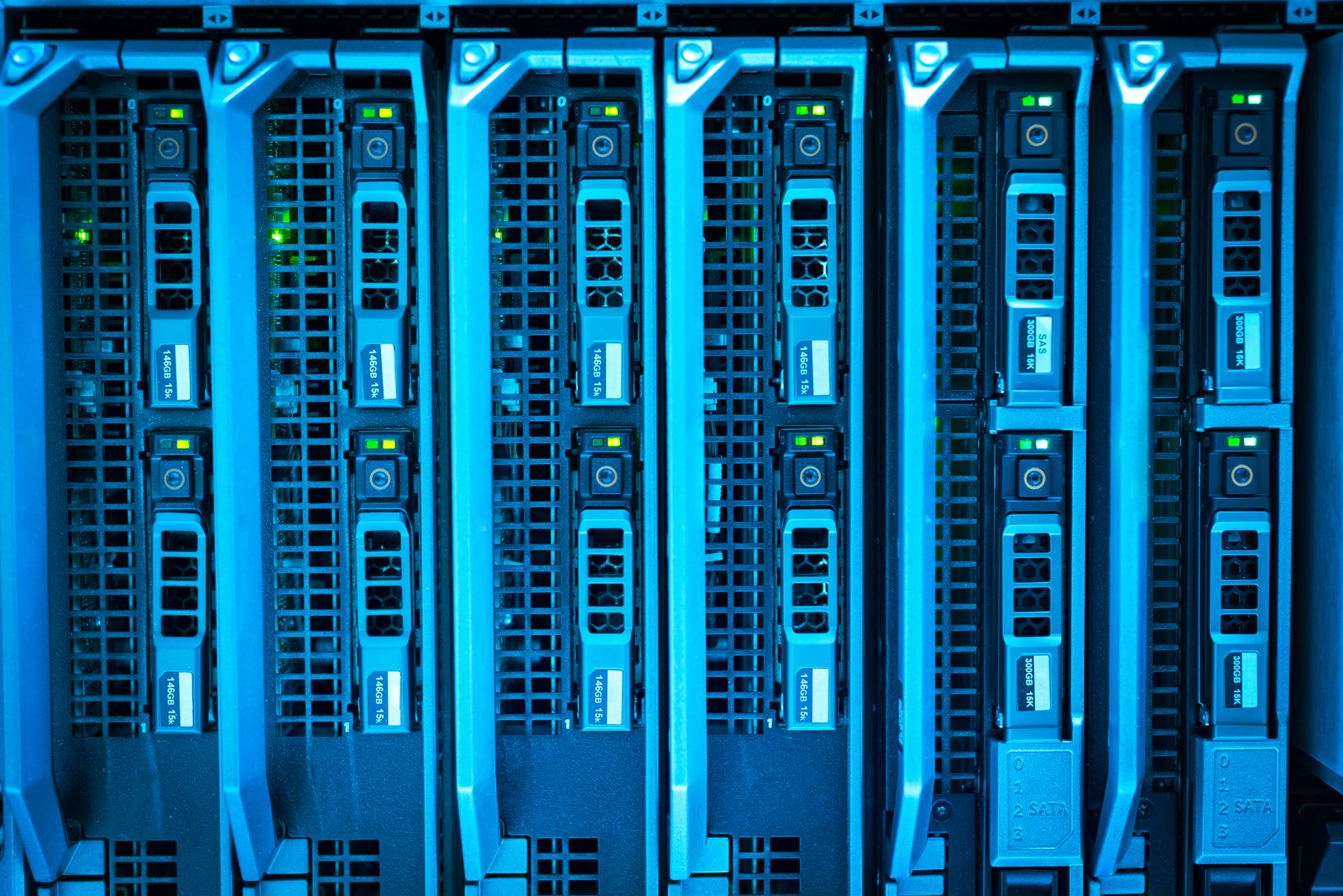 Hileras de servidores en un centro de datos moderno