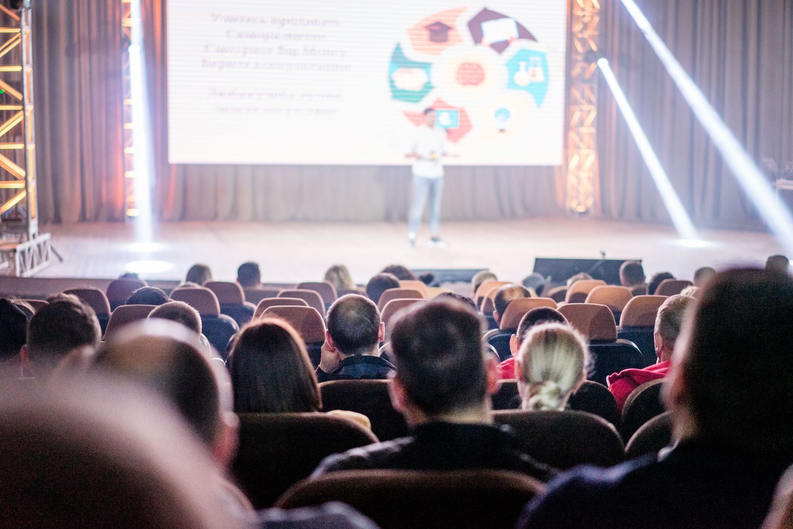 Asistentes en un evento corporativo sobre comercio electrónico en un auditorio moderno