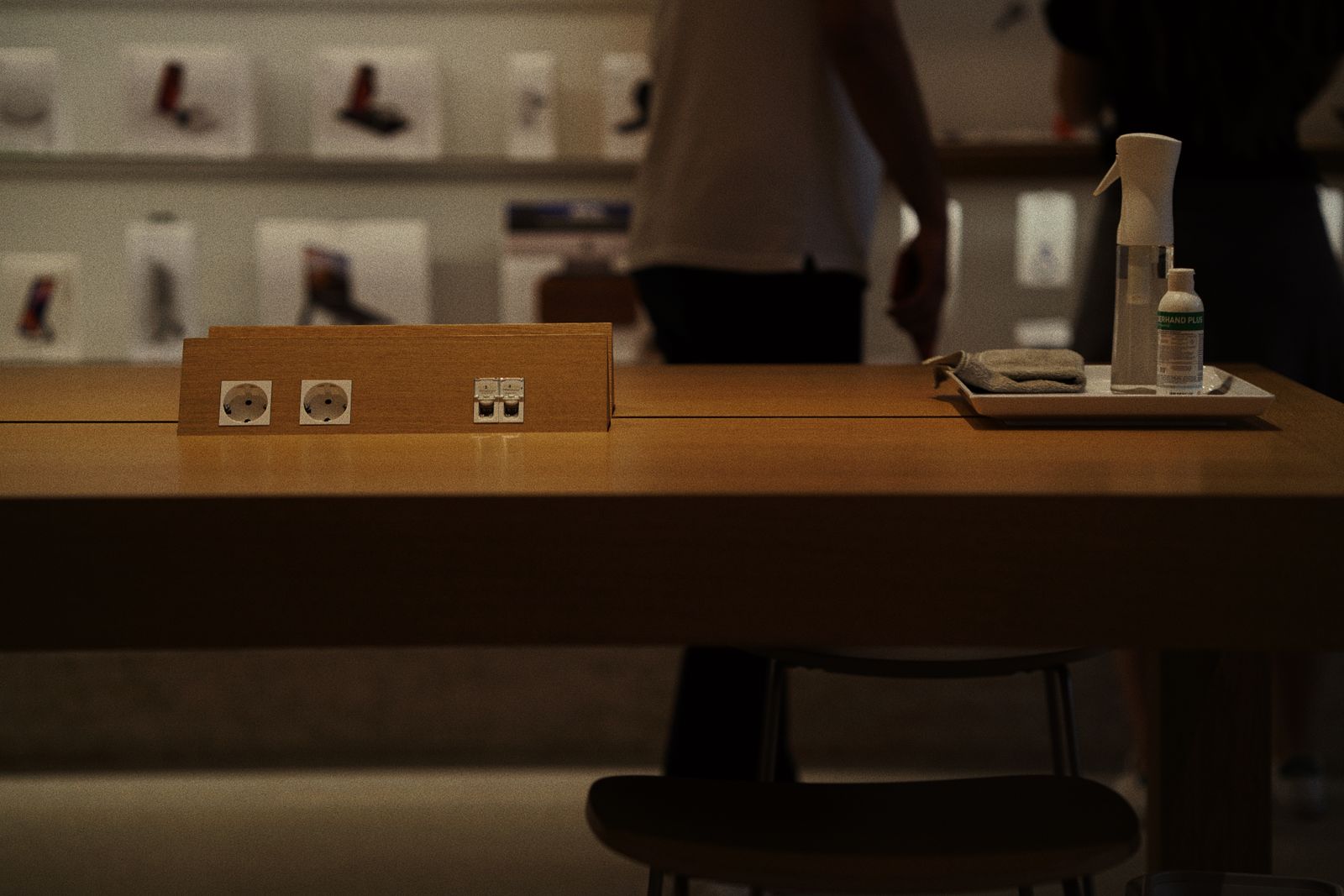 Interior de una oficina corporativa moderna con pantallas de datos y ambiente de trabajo tecnológico