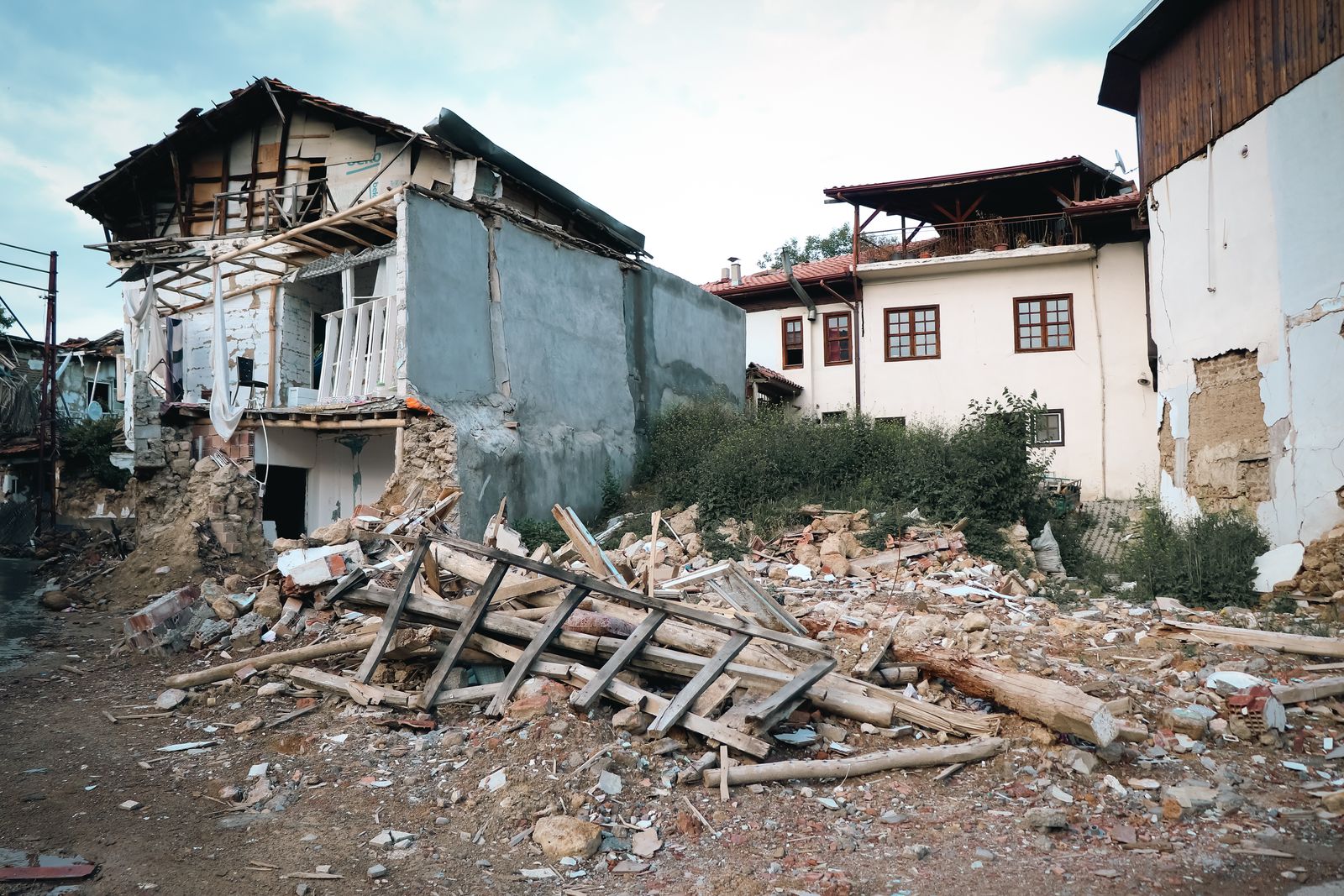 Edificios y viviendas dañados en una zona urbana tras un terremoto
