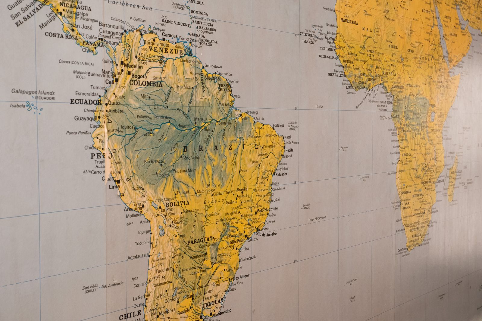 Mapa de América Latina sobre una mesa en un entorno diplomático