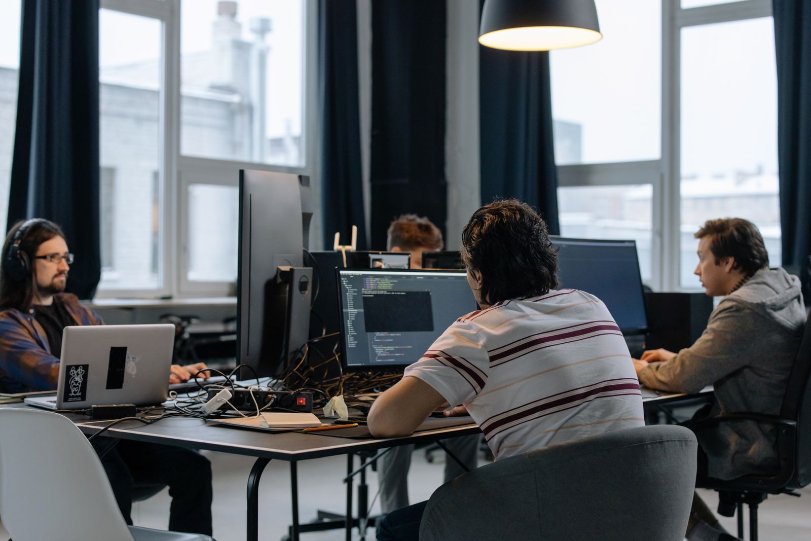 Espacio de trabajo moderno de una startup tecnológica con equipos colaborando