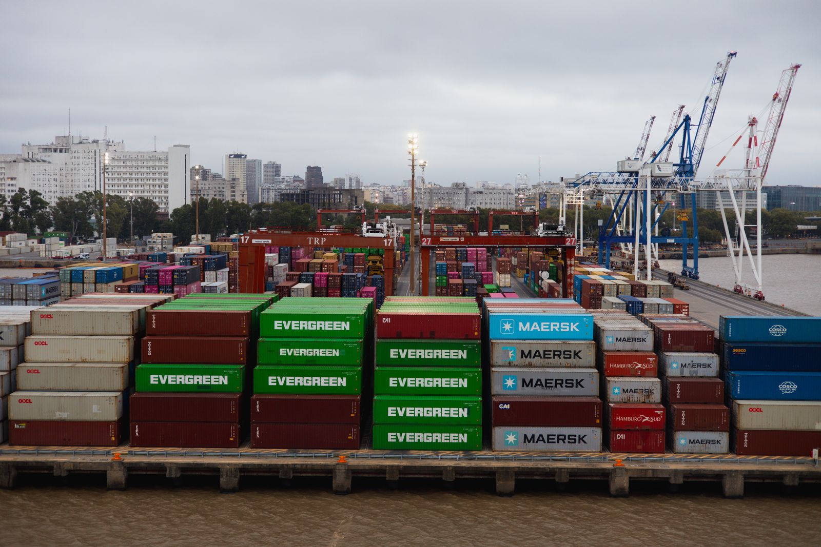 Puerto comercial con contenedores de carga que ilustra la actividad económica en América Latina