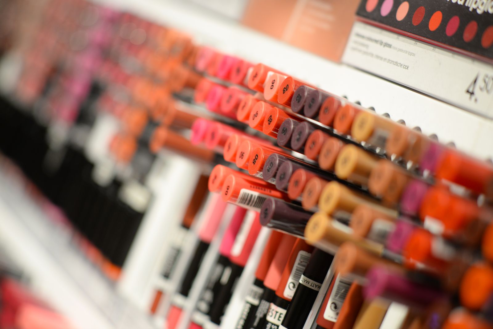 Sección de productos de belleza en una tienda minorista con estanterías de cosméticos