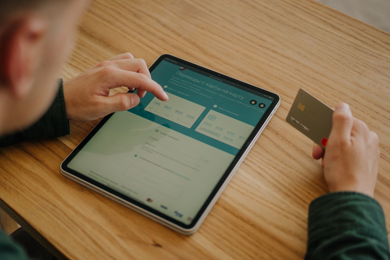 Persona realizando un pago digital desde una aplicación móvil en un teléfono inteligente