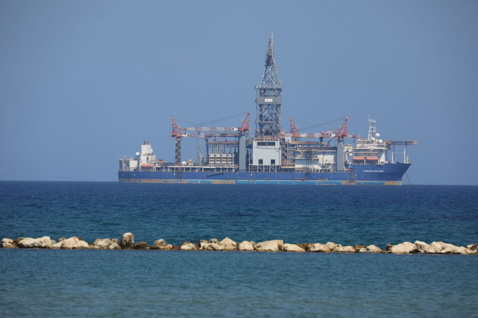 Instalación de extracción de petróleo y gas en un paisaje árido