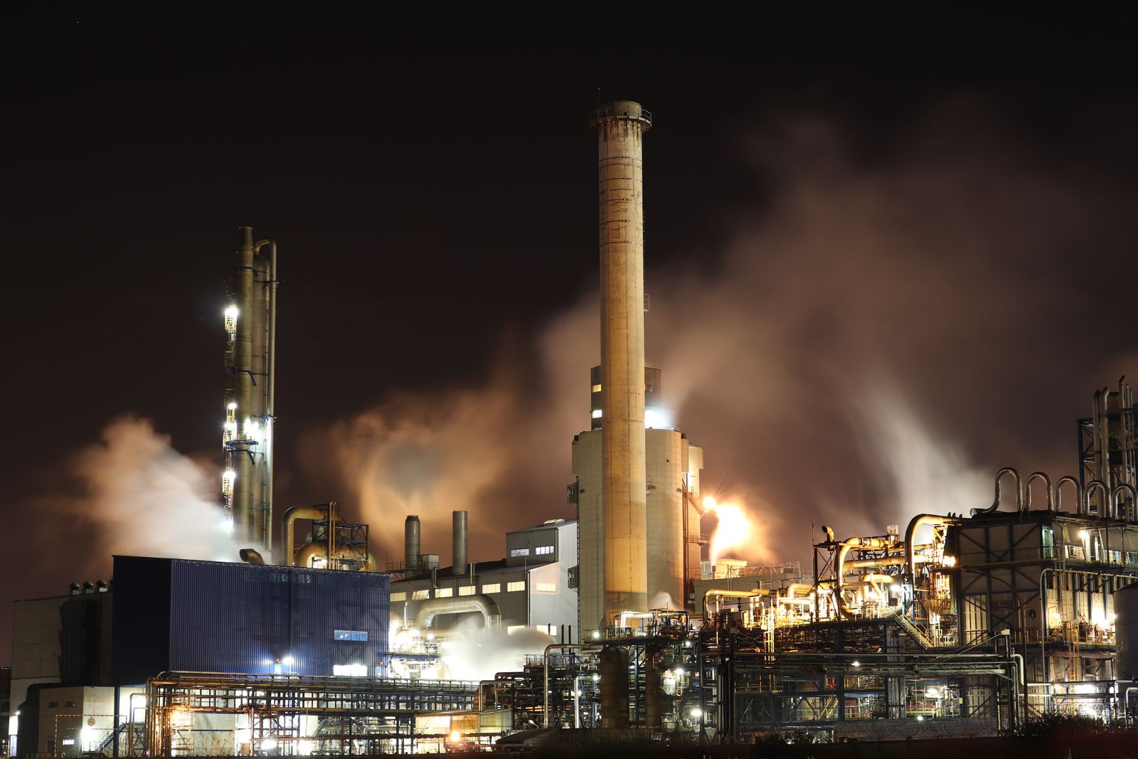 Planta industrial de gas natural con tuberías y tanques de almacenamiento