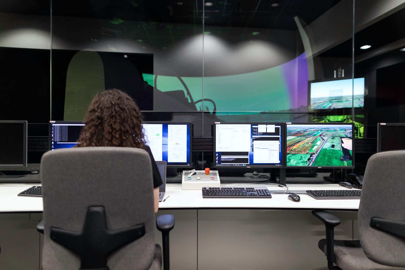 Estudio tecnológico con pantallas y equipos de grabación