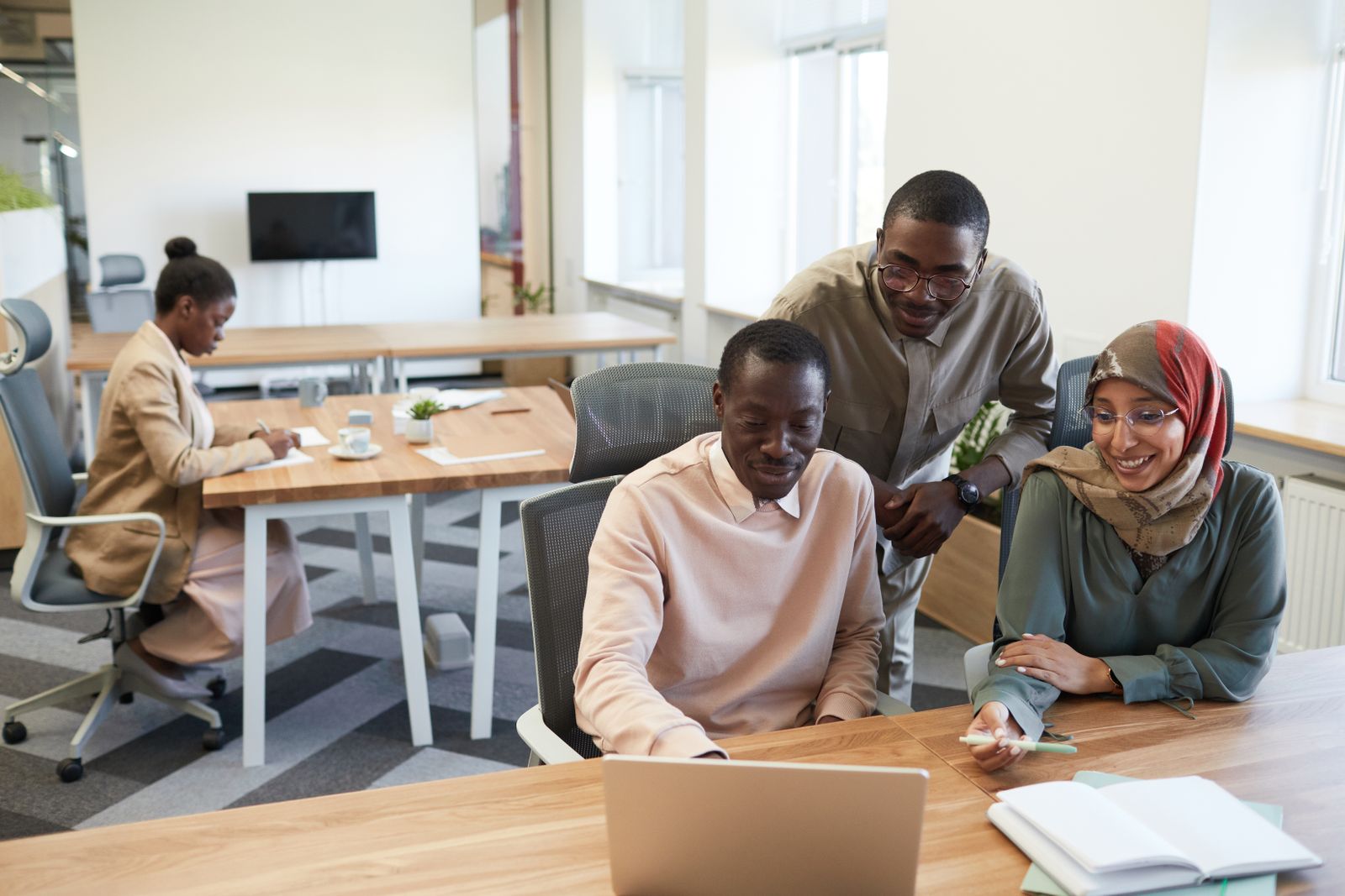 Emprendedores trabajando en un espacio de coworking moderno y luminoso