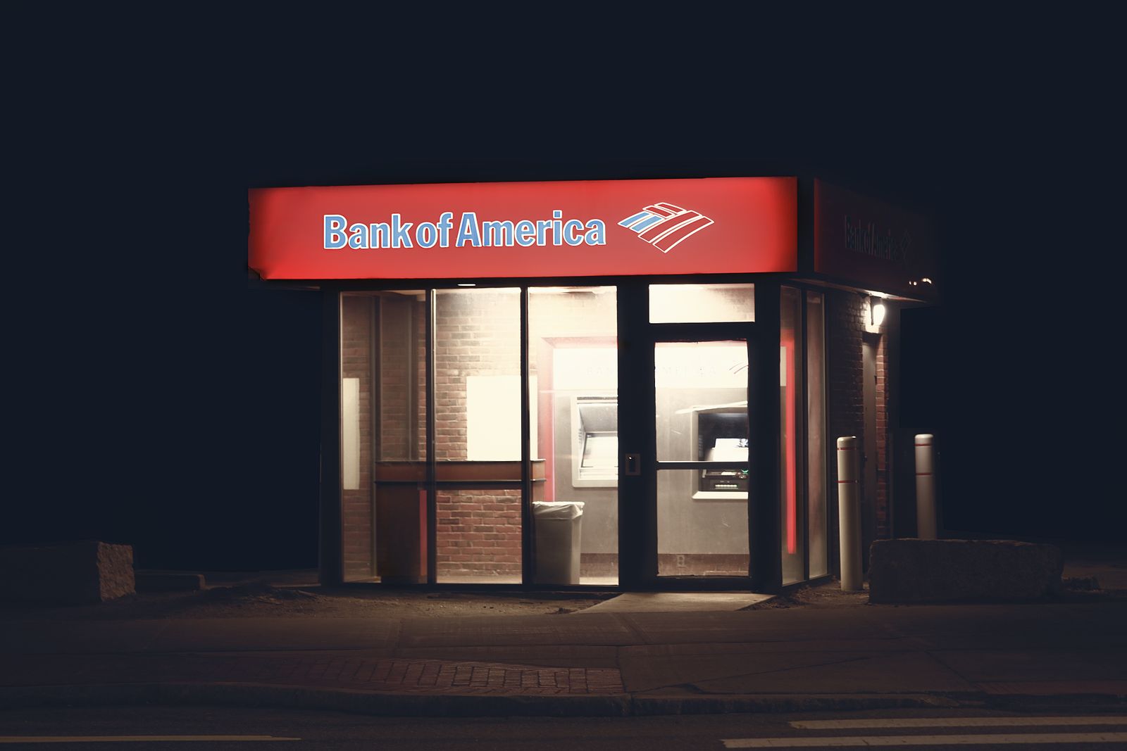 Exterior de edificios bancarios modernos con cajeros automáticos