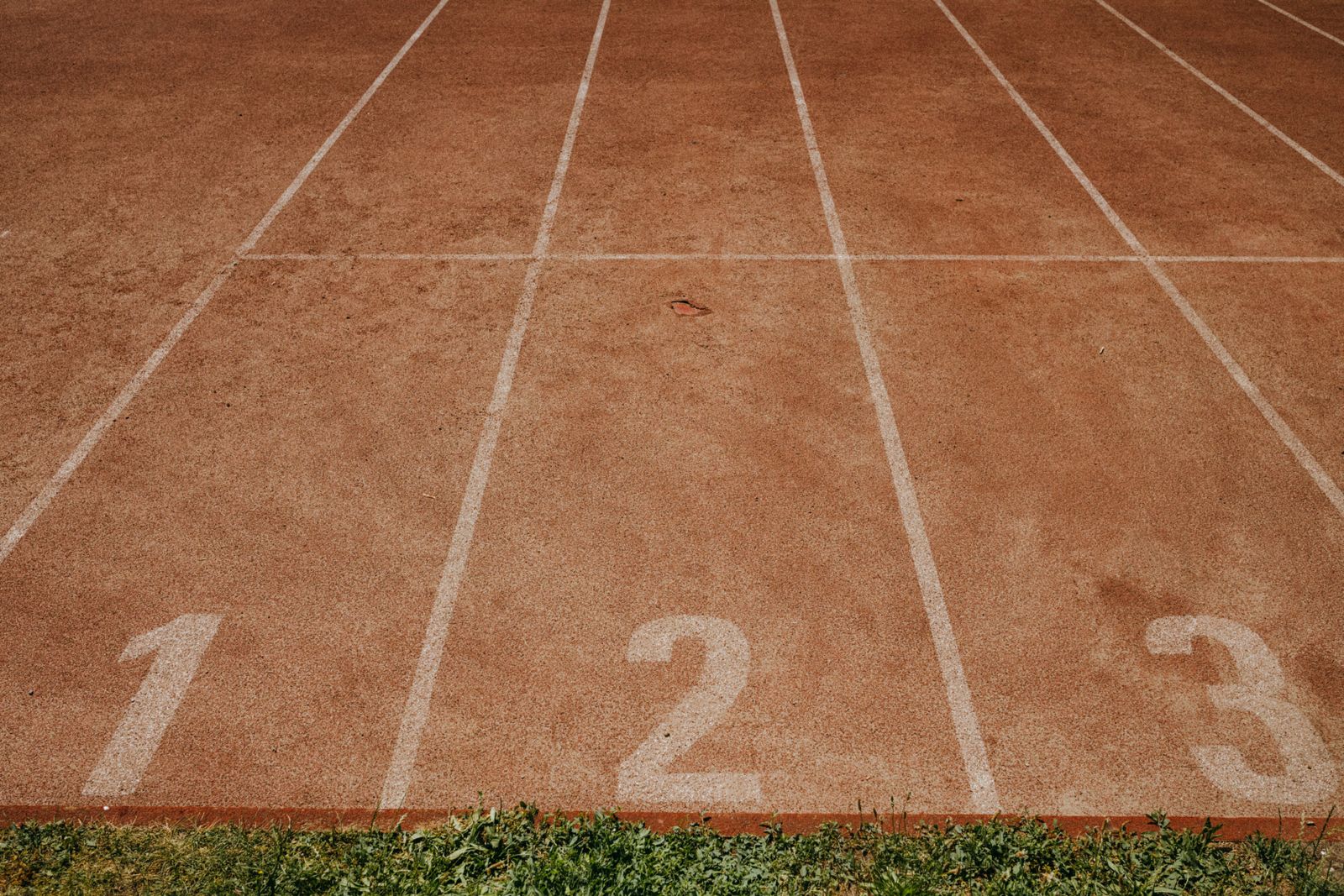 Instalación deportiva con pista de atletismo lista para una competición internacional