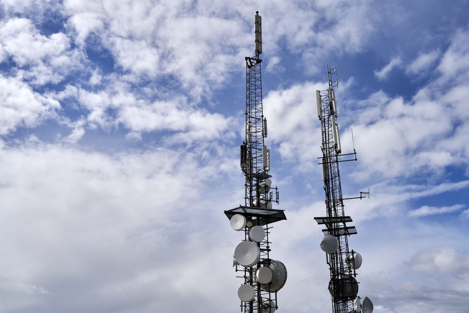 Antenas de telecomunicaciones y equipamiento de red tecnológica