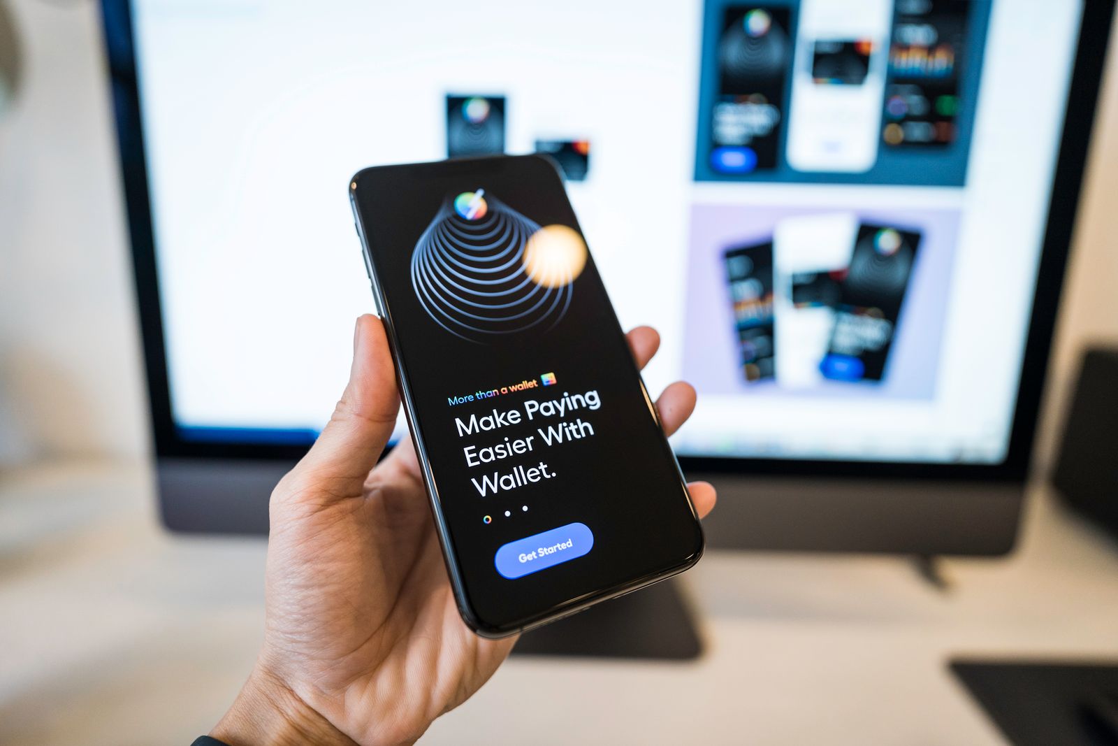 Persona usando una aplicación de banca digital en un teléfono inteligente