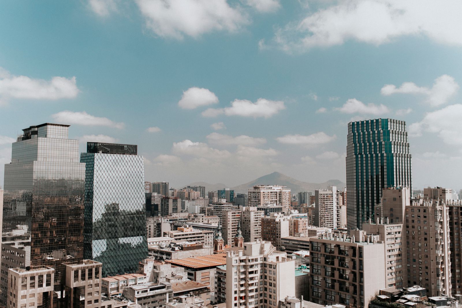 Panorámica de Santiago de Chile con edificios y elementos que evocan conectividad digital