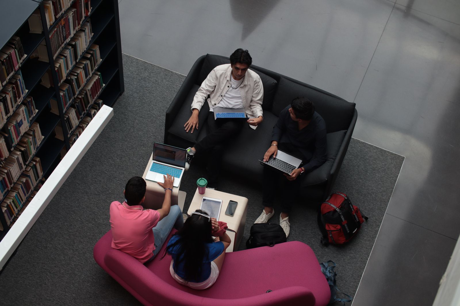 Estudiantes universitarios usando computadoras en un espacio académico moderno