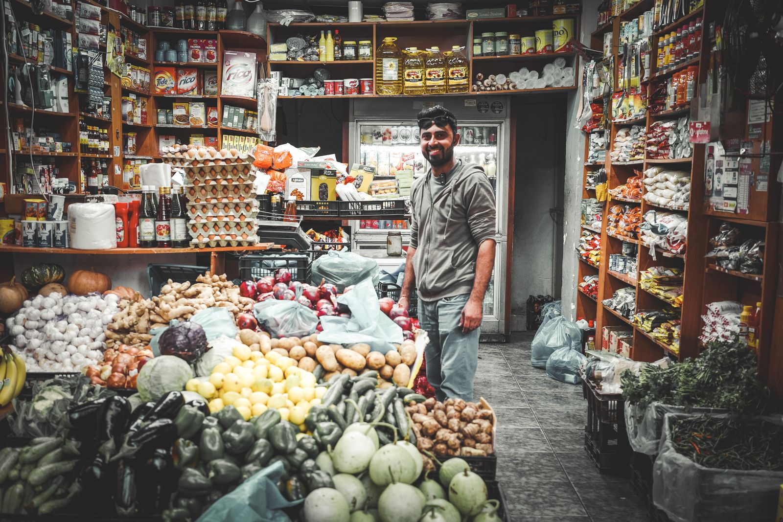 Estantes de una tienda de barrio con productos de consumo masivo
