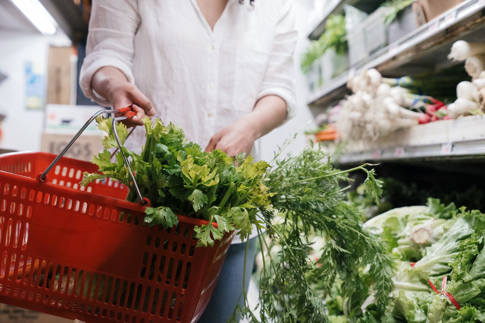 Frutas y verduras en un mercado, algunas frescas y otras descartadas