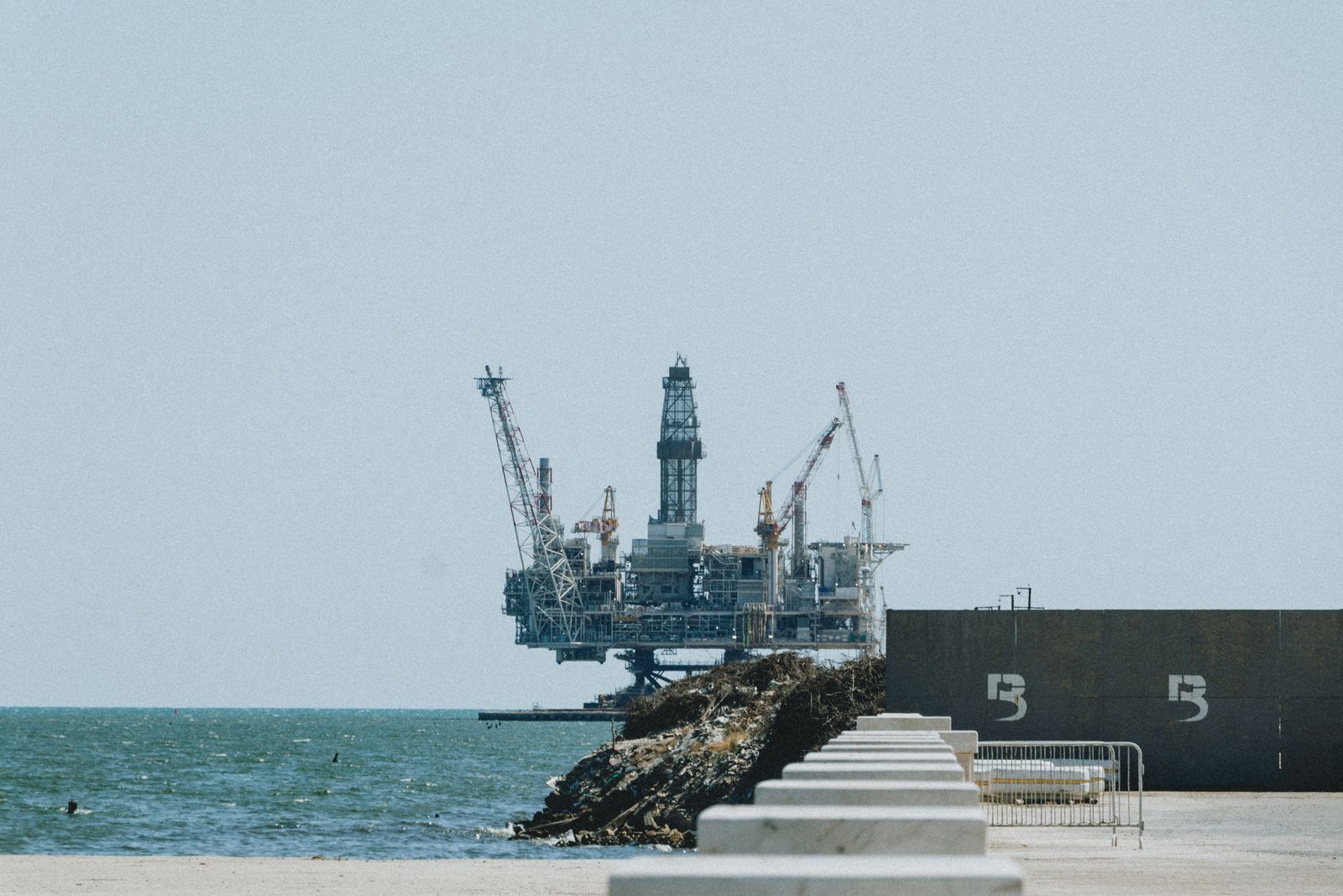 Plataforma de exploración petrolera en alta mar durante el atardecer