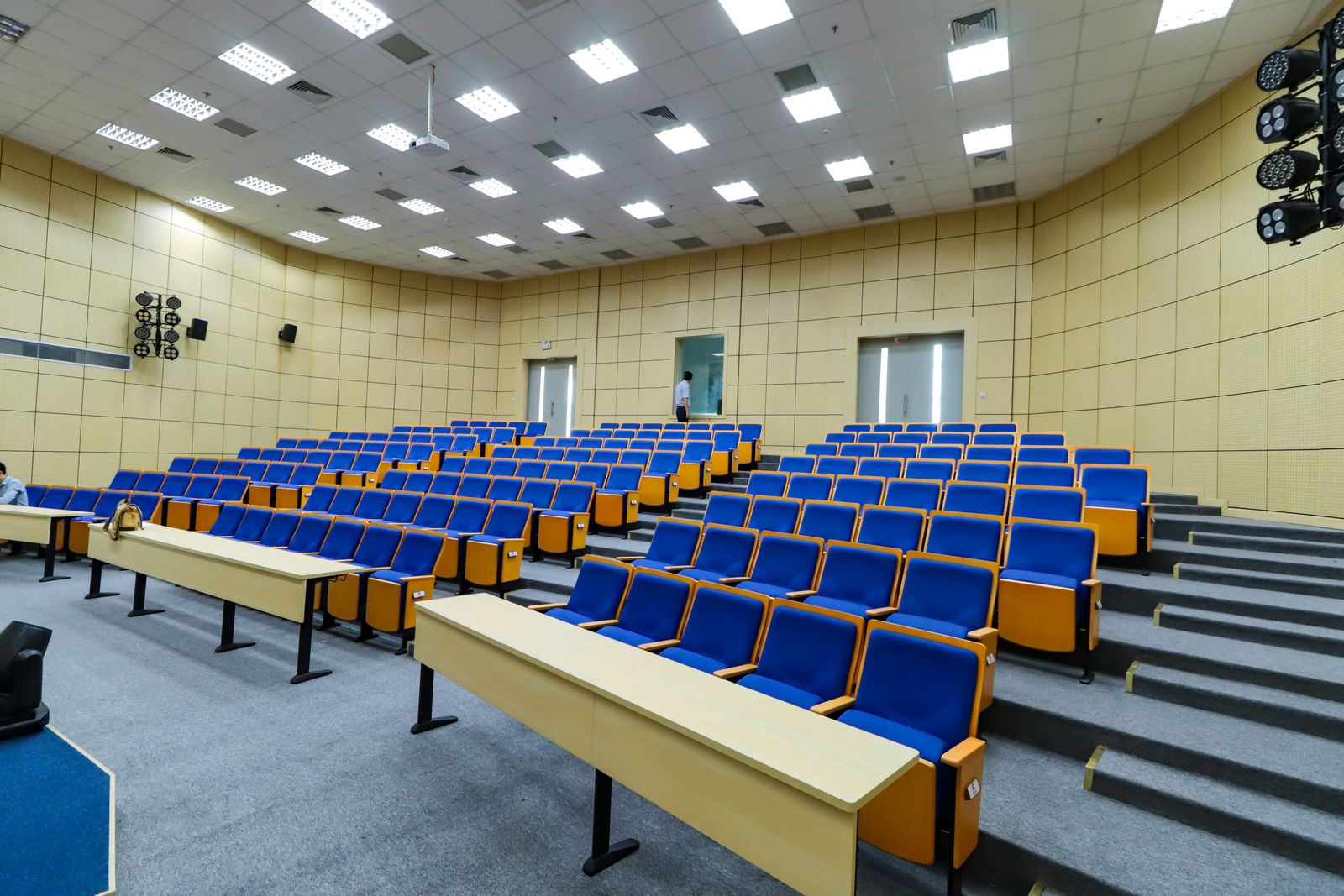 Sala universitaria preparada para un debate académico sobre política latinoamericana