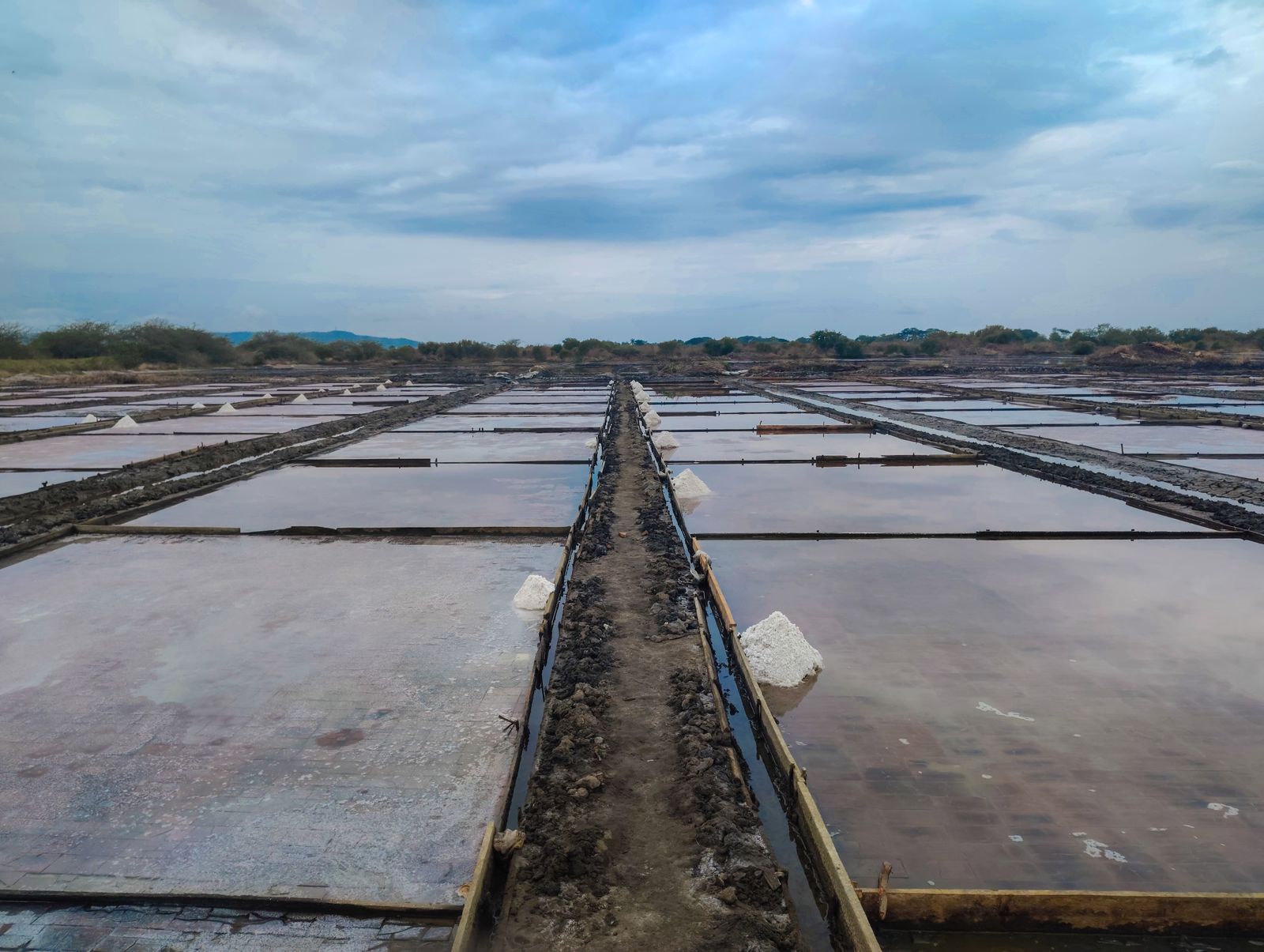Piscinas de evaporación de litio en un altiplano sudamericano con maquinaria minera