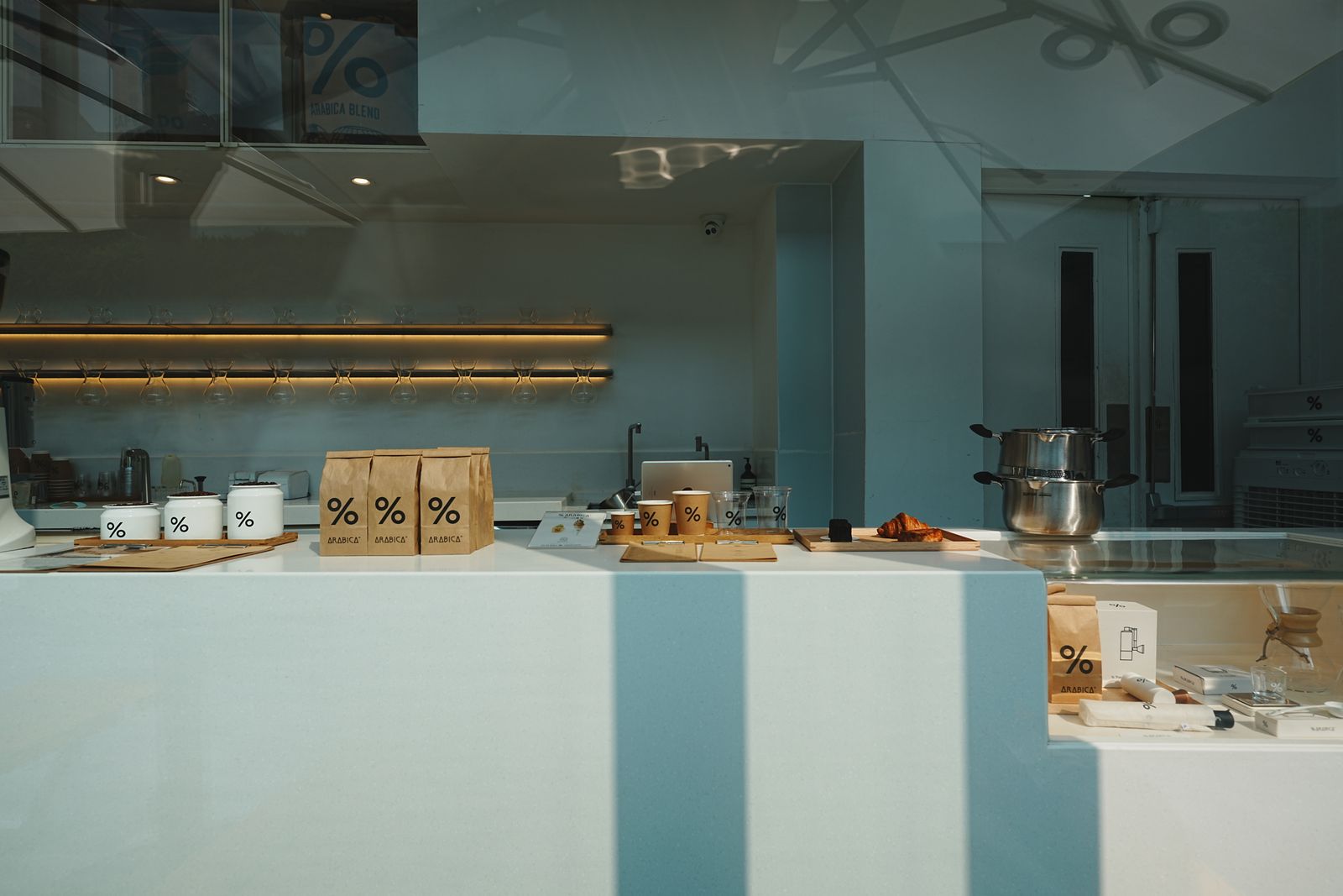 Interior moderno de una cafetería con mostrador de madera e iluminación cálida