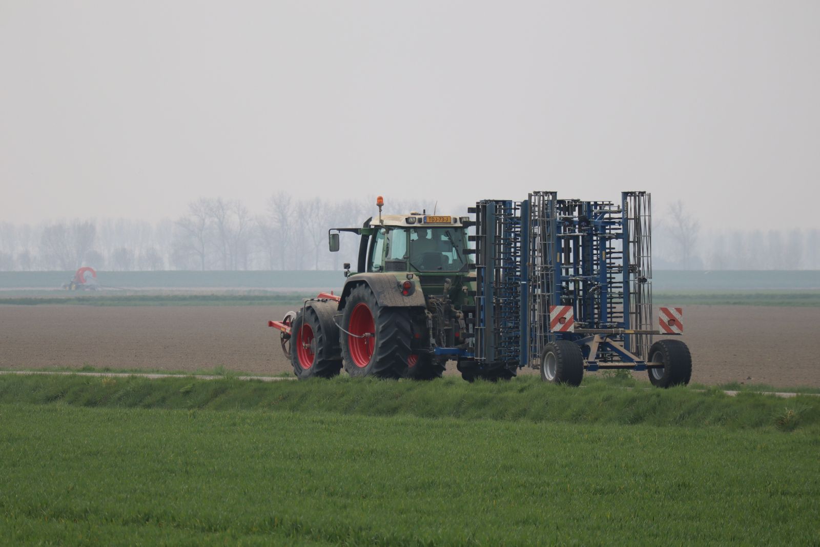 Campos de cultivo extensos con maquinaria agrícola trabajando la tierra