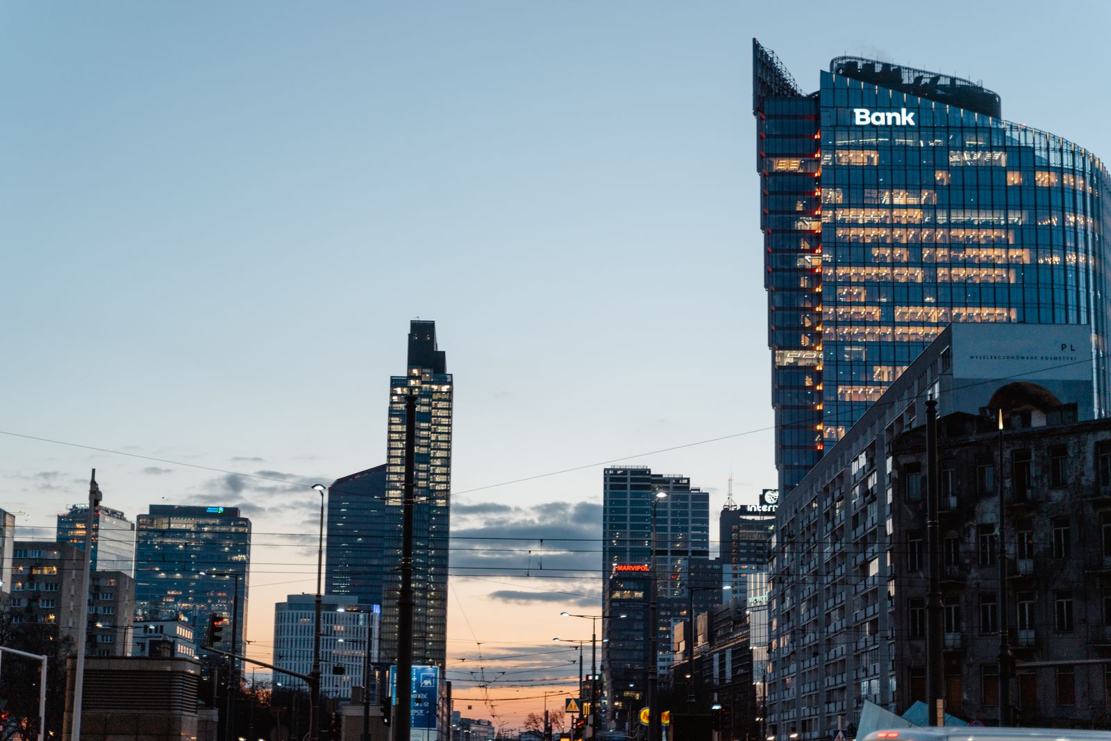 Edificio corporativo de un banco moderno con arquitectura de vidrio y acero
