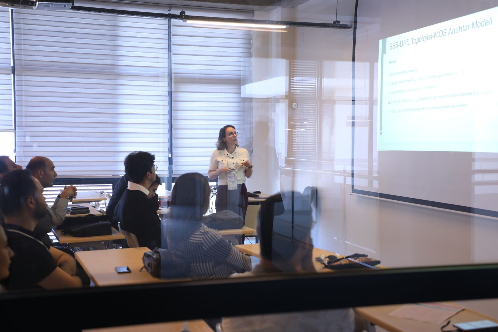 Profesionales reunidos en una sala de conferencias corporativa durante un congreso empresarial