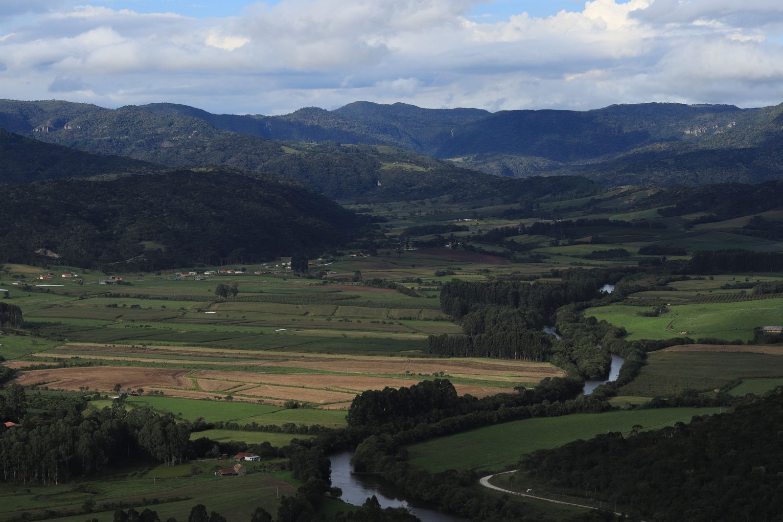 Paisaje agrícola e industrial sudamericano visto desde el aire