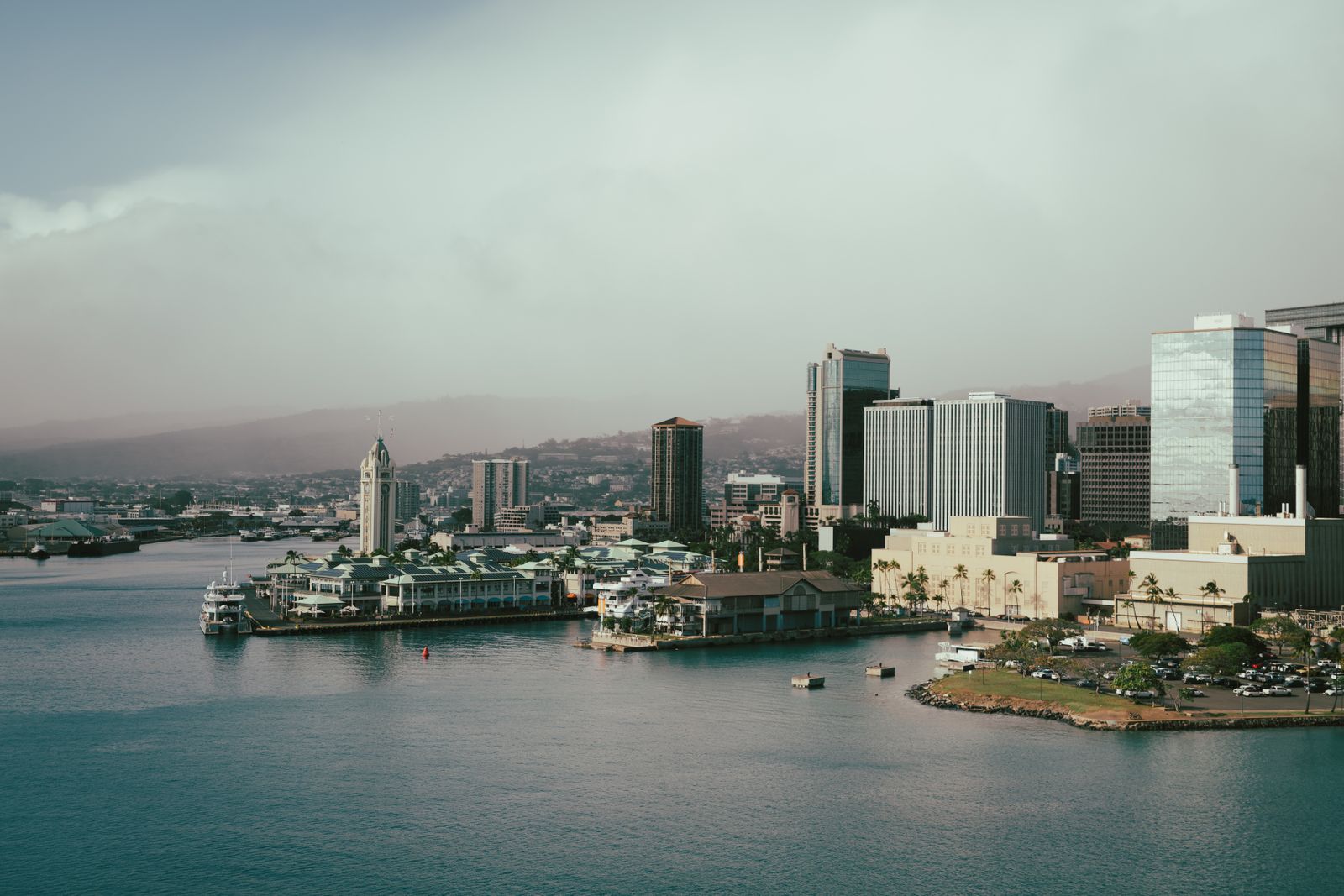 Vista aérea de una isla costera con vegetación y edificaciones modernas